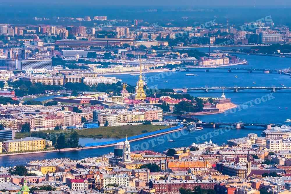 Эта панорама может ассоциироваться со спокойствием и величием, символизируя богатое культурное и историческое наследие Санкт-Петербурга. Она отлично подойдет для иллюстрации путеводителей, книг по истории России, а также может использоваться в образовательных материалах и научных работах, посвященных русской архитектуре и городскому планированию.